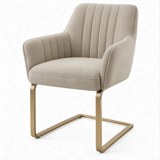 Sedia imbottita con braccioli in bouclé beige e base a slitta oro, 61 x 64 x 86 cm